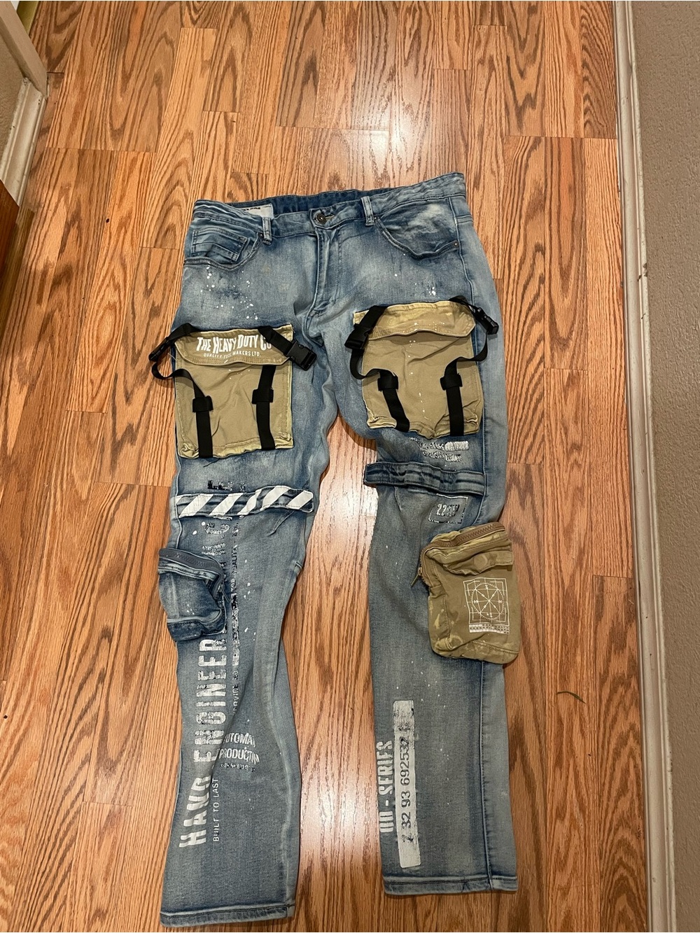Cargo pants size 36/32  Oversized Tee with Utility Patch Jeans